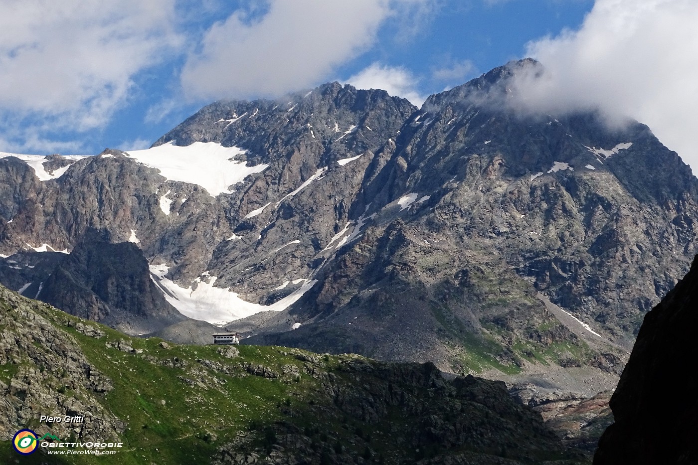 13 Zoom in Rif. Bignami sullo sfondo del Sasso Rosso.JPG